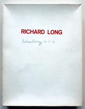 Kassettenkatalog Richard Long, 4 Skulpturen, Texte von Richard Long und Johannes Cladders, 1970, Exemplar Nr. 24/330. Auf dem Cover handschriftlich signiert und datiert. Foto: Museumsverein