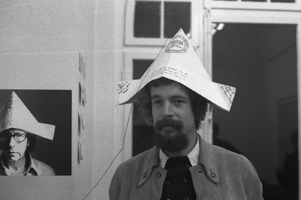 Erik Andersch, Eröffnung der Ausstellung Robert Filliou, Galerie Magers, Bonn 1972, SAMMLUNG/ARCHIV ANDERSCH im Museum Abteiberg, Foto: Dorothee Andersch
