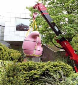Mit einem Spinnkran wird die 3,6 t schwere Plastik zusammen mit der Eisenplatte aus dem Skulpturengarten gehoben. Foto: Nicola Diels, 2019
