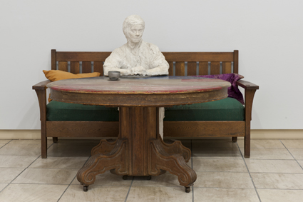 George Segal, Ruth in der Küche, 1964, Gips, Eichenholz, Stoff, Aluminium, 126 x 196 x 207 cm, Courtesy Von der Heydt-Museum Wuppertal, © VG Bild-Kunst, Bonn 2022